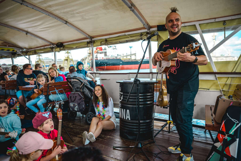 2024-06-09 Akukulele na statkach-041 lekcje gry na ukulele