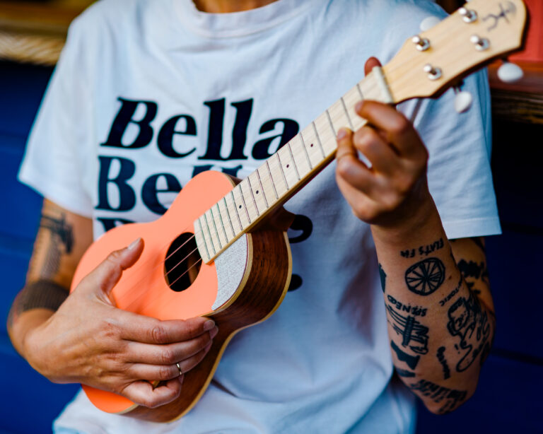 ręce tatuaże ukulele różowe