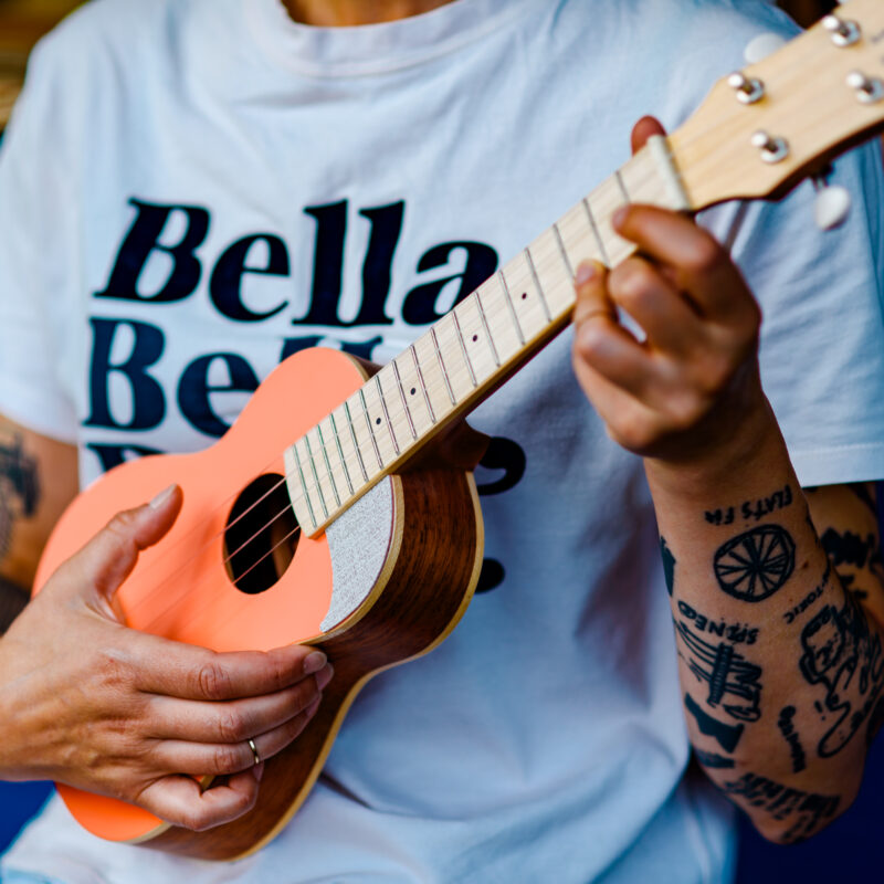 ręce tatuaże ukulele różowe