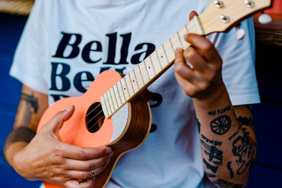 ręce tatuaże ukulele różowe