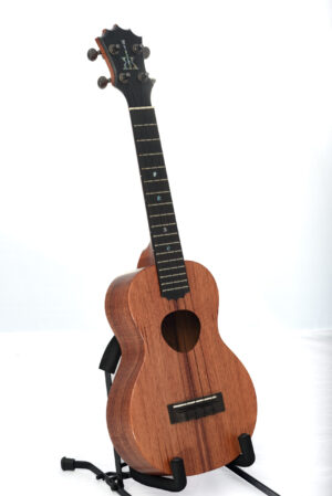 2025-01-14 uku produkt-003 KoAloha KCM-10 Royal Pikake ukulele koncertowe