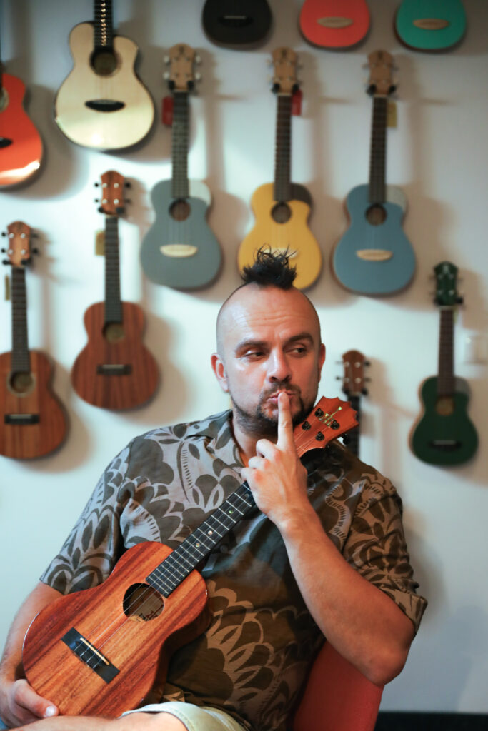 Bartek Orłowski z ukulele firmy KoAloha