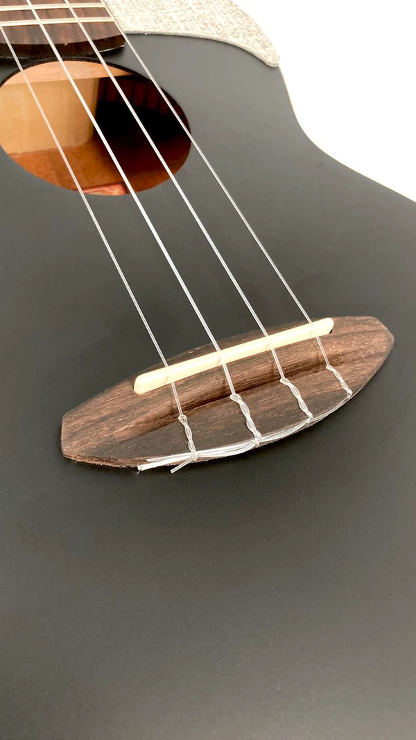 aNueNue UC-10 BB czarne ukulele koncertowe świerkowy lity top