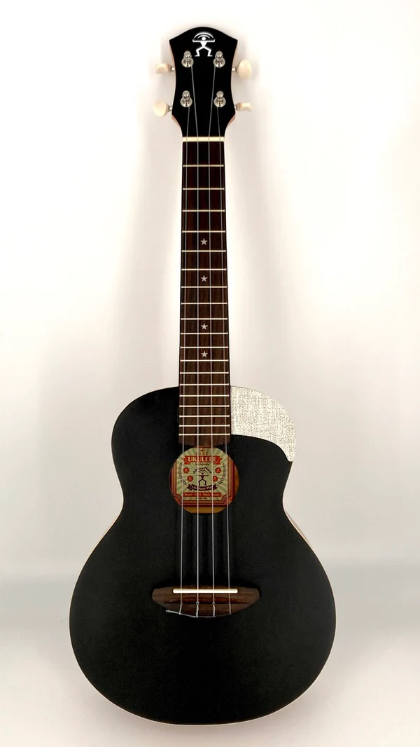 Przód aNueNue UC-10 BB czarne ukulele koncertowe świerkowy lity top
