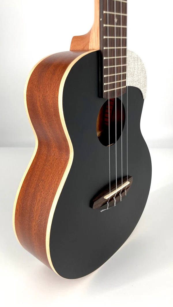 aNueNue UC-10 BB czarne ukulele koncertowe świerkowy lity top