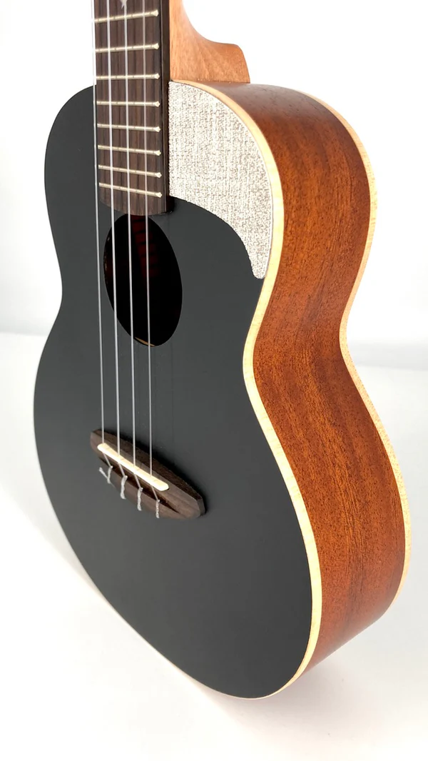 aNueNue UC-10 BB czarne ukulele koncertowe świerkowy lity top