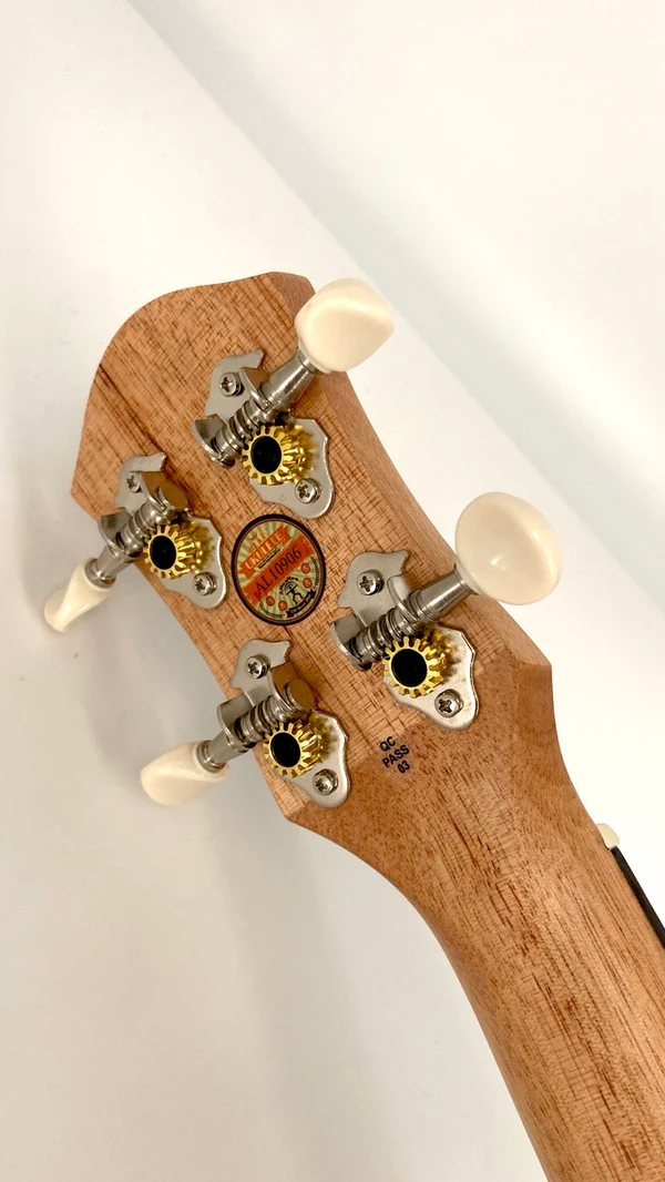 aNueNue UC-10 BB czarne ukulele koncertowe - klucze - maszynki