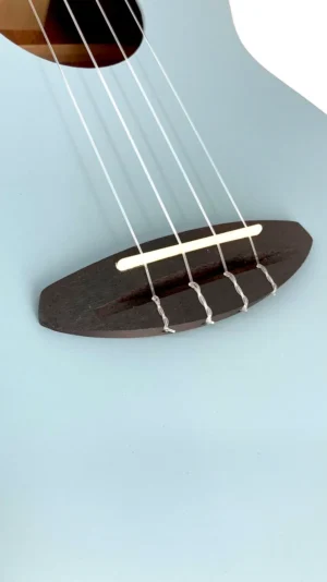 aNueNue UT-10 BA błękitne ukulele tenorowe bliski front mostek