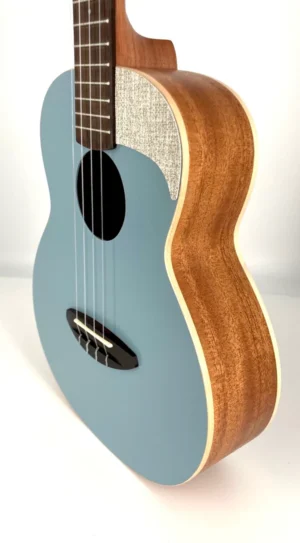 aNueNue UT-10 BA błękitne ukulele tenorowe kąt2