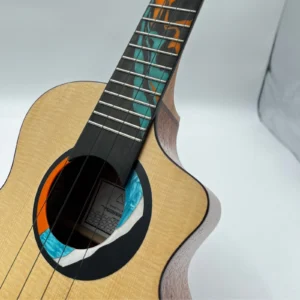 AKAMA HOX SC – ukulele koncertowe z żywicznymi zdobieniami na podstrunnicy i rozeta