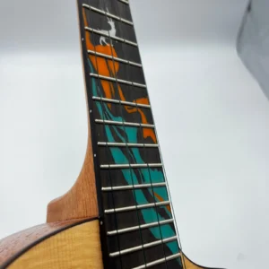 AKAMA HOX SC – ukulele koncertowe zdobienia na gryfie