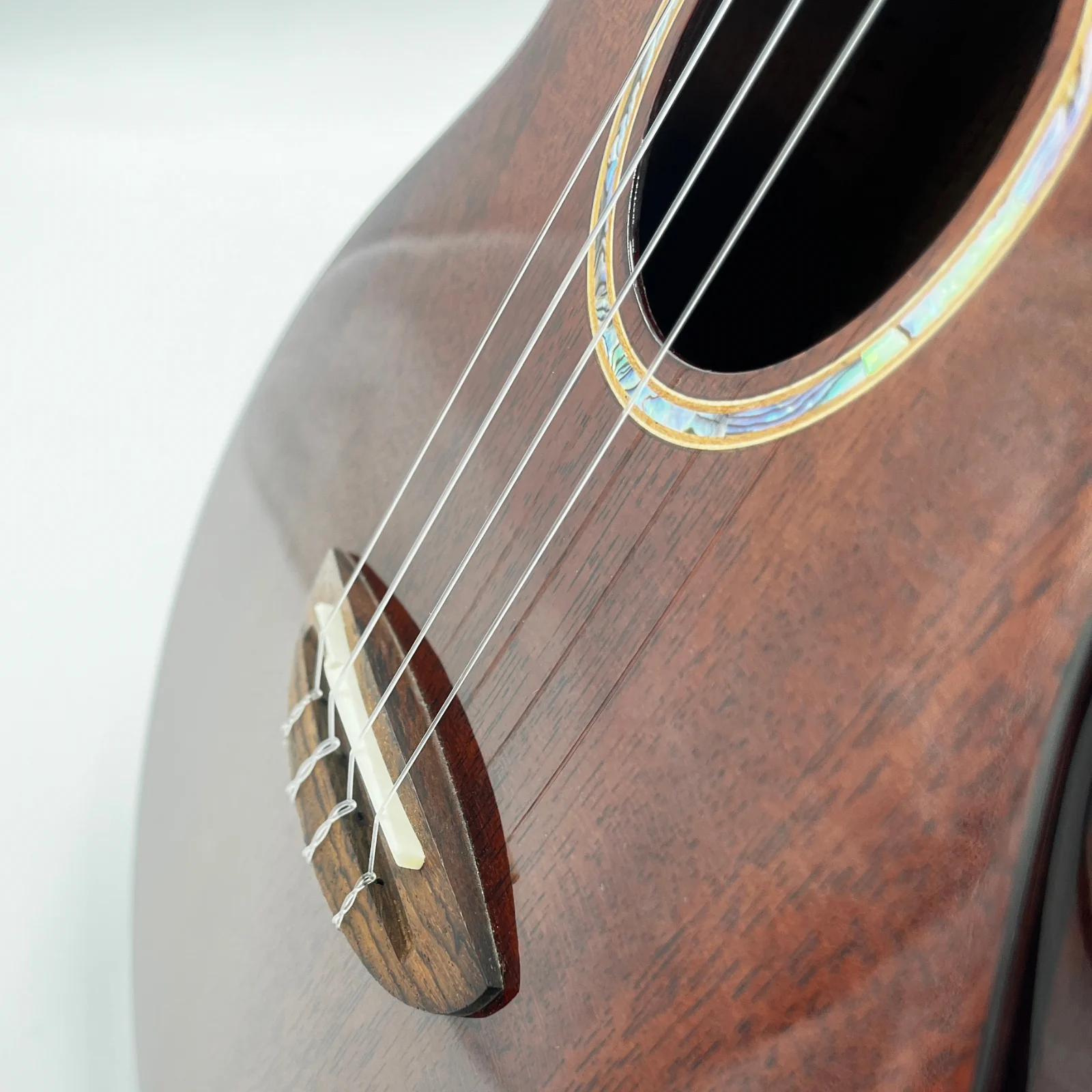 aNueNue AMM3 ukulele tenorowe płyta front mostek