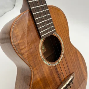Przód ukulele aNueNue AKK3 z rozetą z abalone